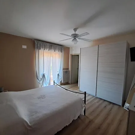 לינה וארוחת בוקר La Casa Di Memy גואלדו טאדינו